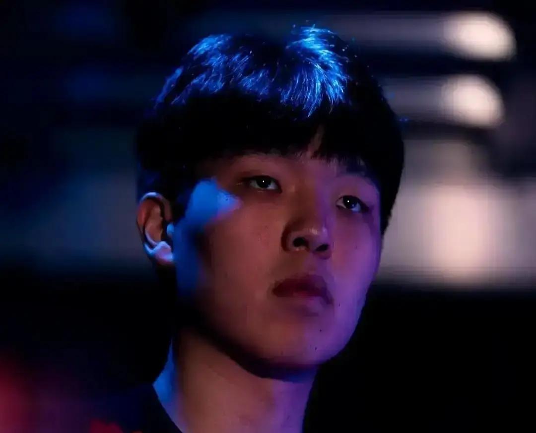 别再说球员太脆弱。是NBA的赛程在谋杀他们的膝盖。
 
开拓者更衣室现在像个骨科