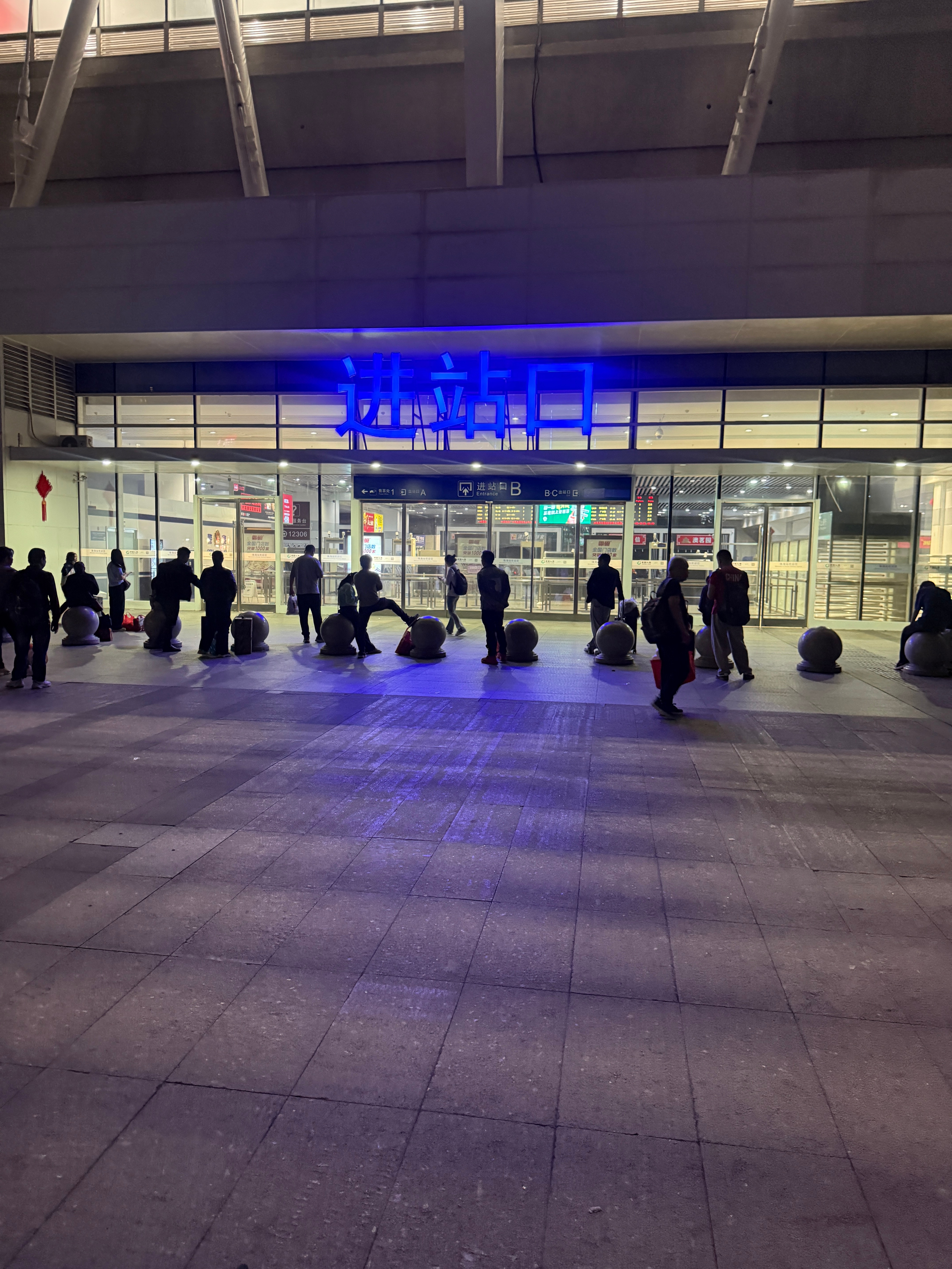 来太早了在动车站门口等开门珠海到厦门的航班也太少了吧 珠海·珠海站