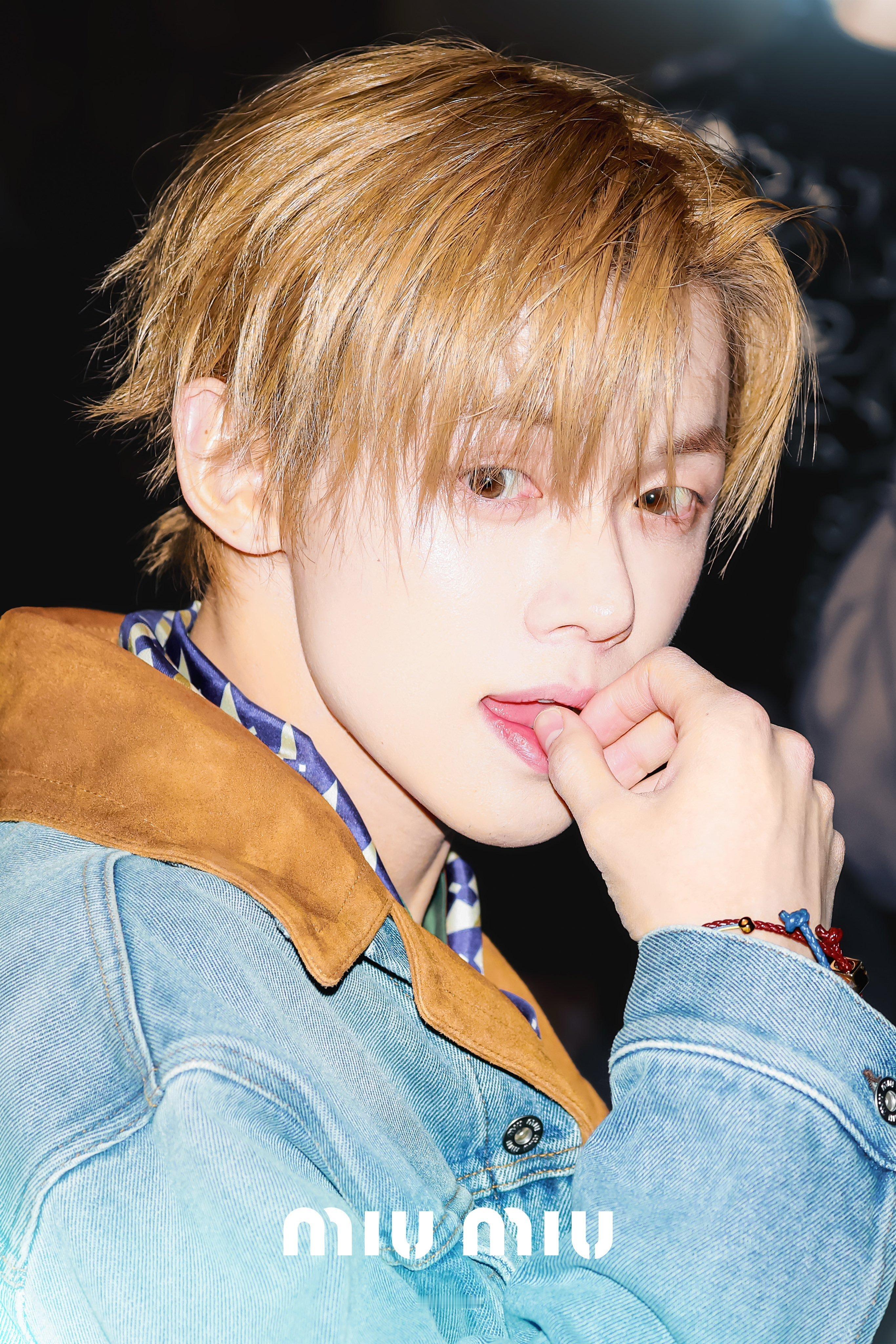 恭喜我宝宝成为第一个拿下miumiu title的男艺人崔然竣miumiu品牌挚