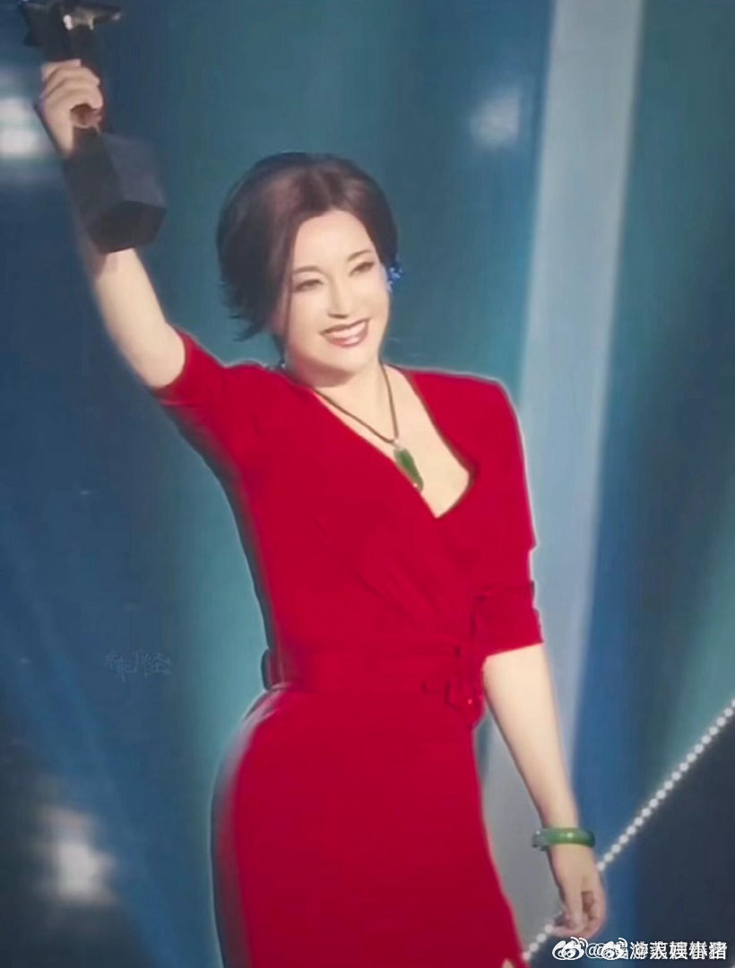 刘晓庆红色皮衣学院风色彩鲜明、风格强烈，一出场就是全场目光所在，刘晓庆红色皮衣学