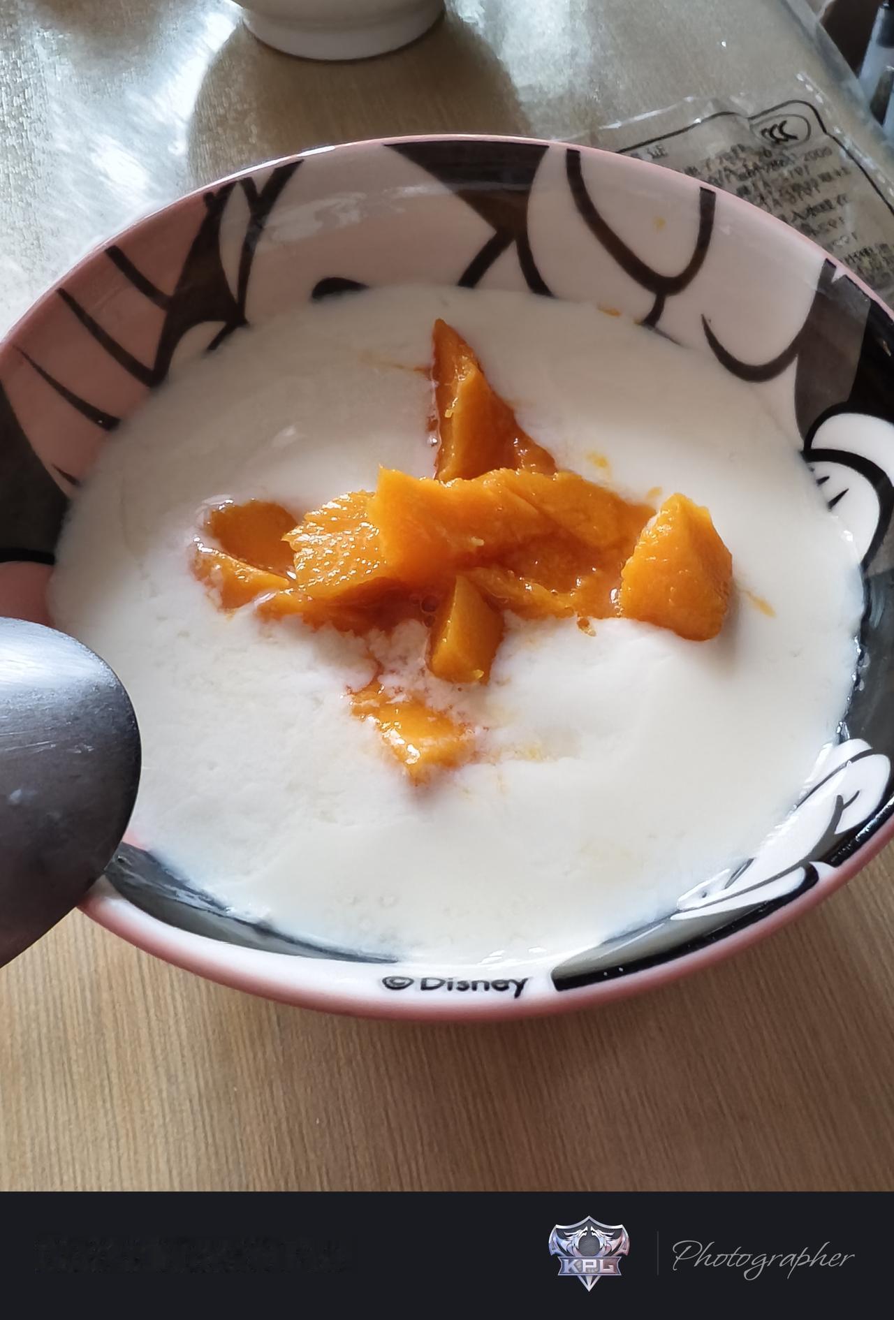 晒图笔记大赛别人的双皮奶加芒果，这个人的姜撞奶也要加，那就加吧，好吃就行了。[笑