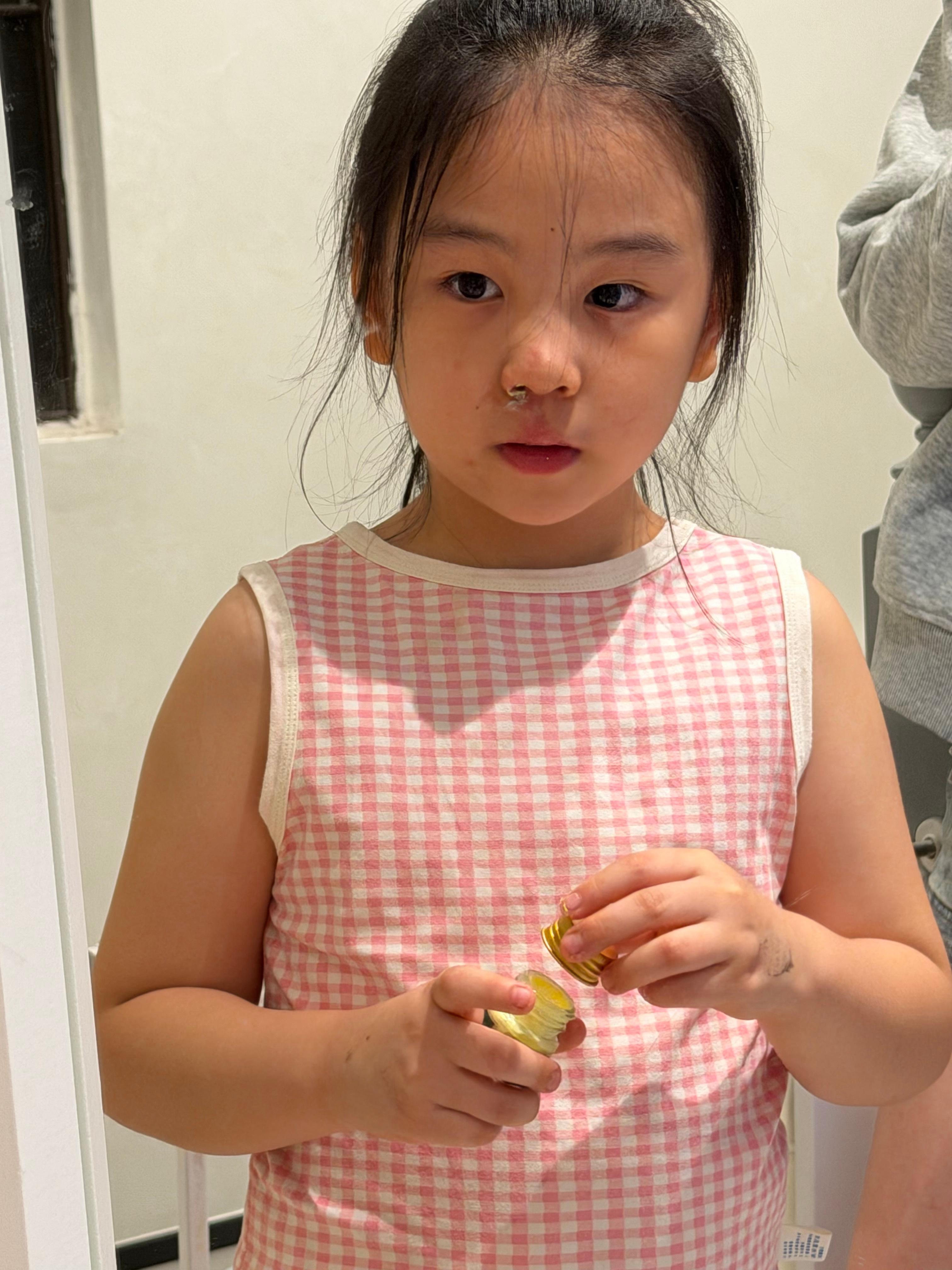 大女儿已经脱离棚化越来越像我了（身边所有人都这样说）（鼻子坏了在自己擦拔毒膏） 