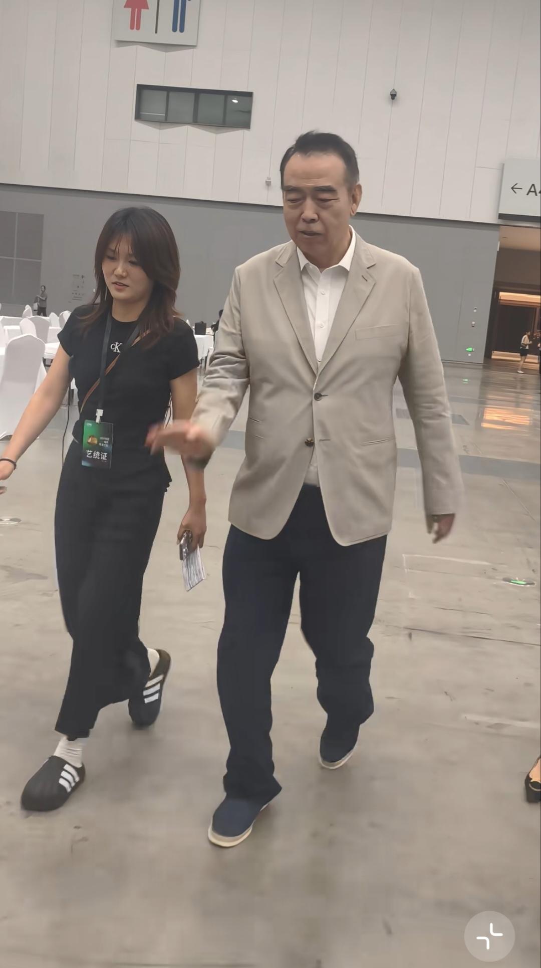陈凯歌导演出席活动，走起路来很吃力，左右摇摆。年龄不算大，已然步履蹒跚了！