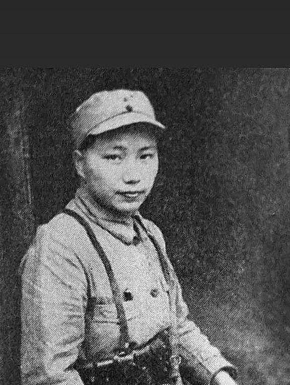 16岁女红军被活埋，黄土埋到胸口，她一滴泪没掉。千钧一发，一匹快马冲来，马上的人