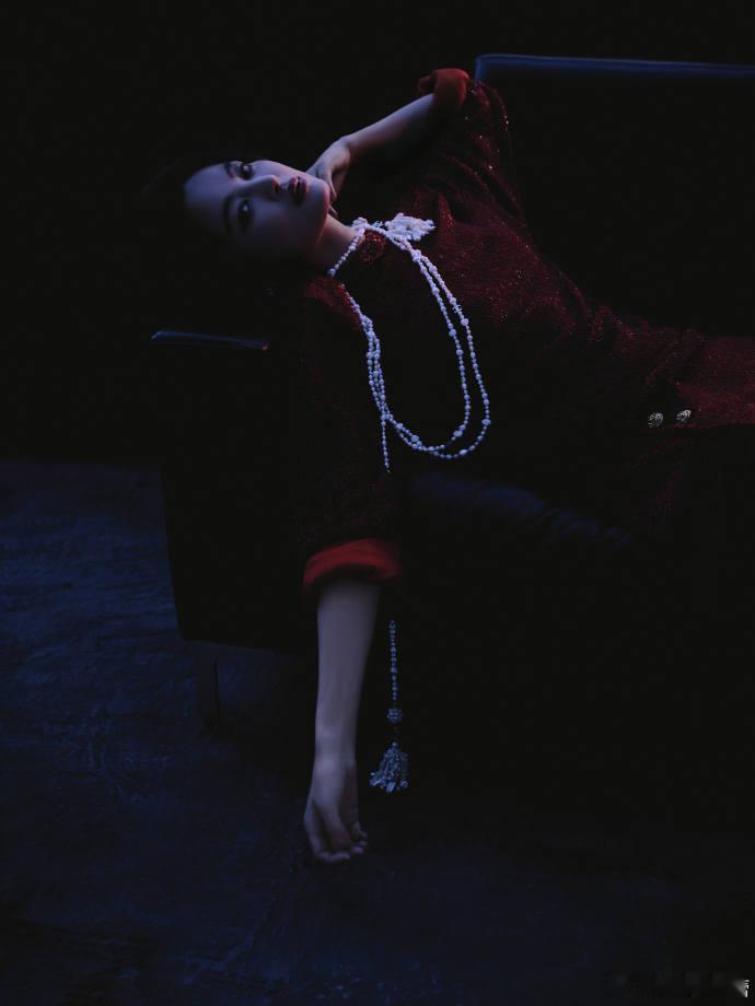 辛芷蕾的红是什么红 辛芷蕾在微博之夜的生图简直美得太有杀伤力了！黑色高定的冷艳与