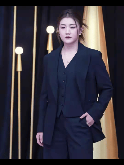 哇塞！奥运冠军陈梦红毯惊艳亮相，跨界时尚魅力尽显！乒乓球赛场上的陈梦，是霸气夺冠