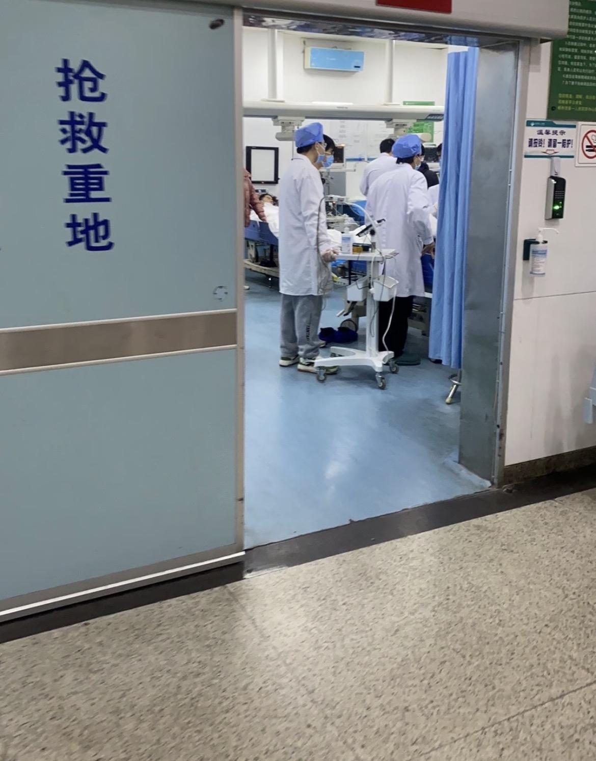26岁的姑娘刚生下双胞胎，却因产后大出血永远留在了产房，四个多小时的抢救，终究没
