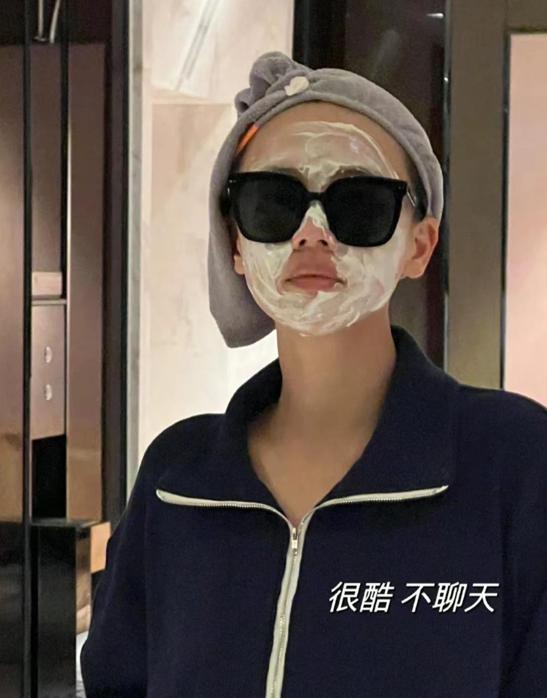 [大笑][大笑][大笑]王鹤棣是不是在学马思纯啊！两人在八月最后一天都晒出了敷面