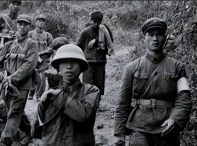 大家觉得那个戴帽子的越南兵，长得像谁？
这是1979年中越战争期间，我军俘虏的越