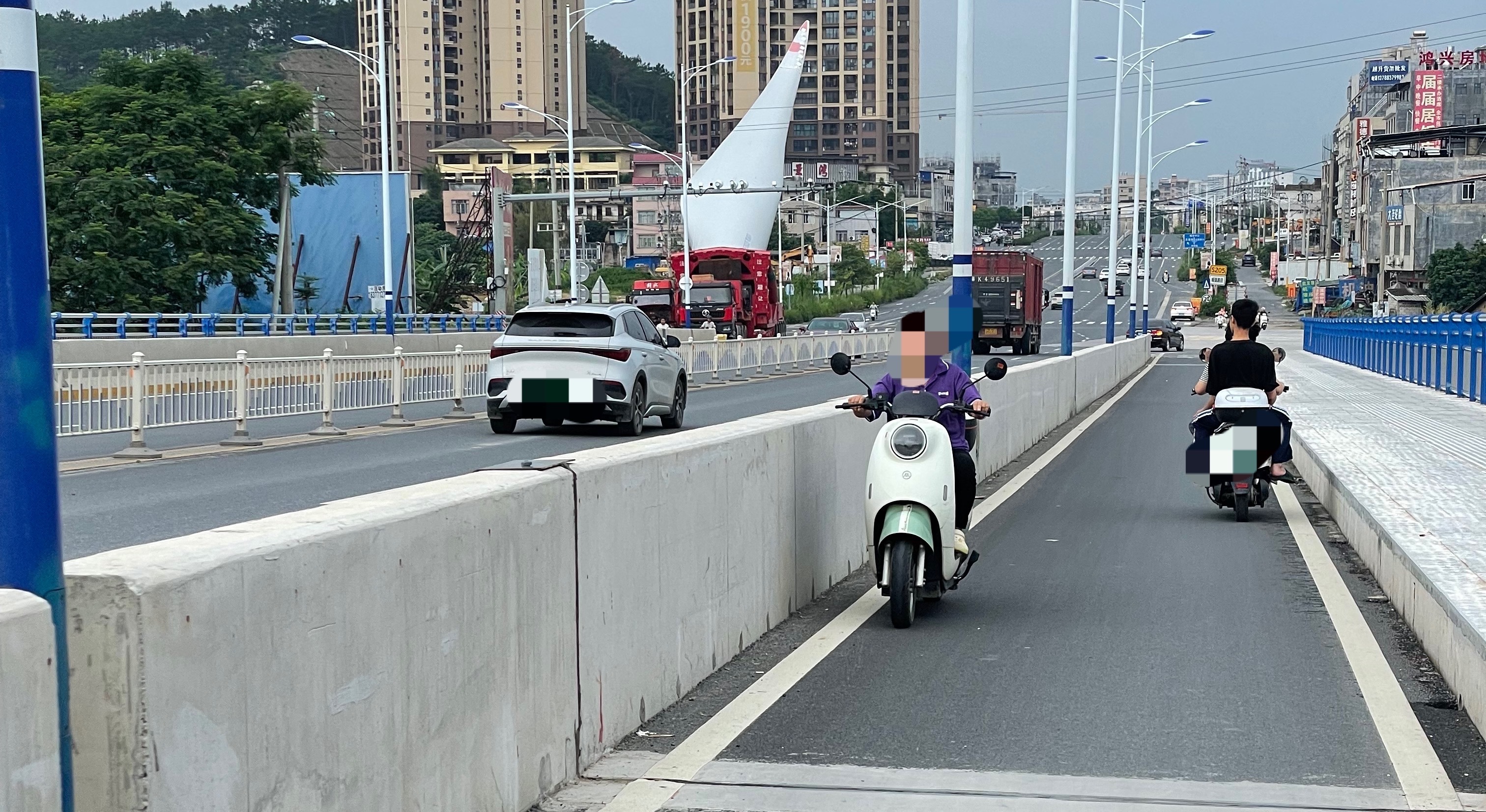 7月19日，网友反映：玉林北流朱砂罗大桥有多名女子骑车逆行，这种行为是不是每天都