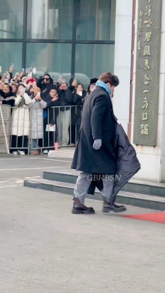 刘耀文边走边掉暖宝宝刘耀文暖宝宝掉了 刘耀文暖宝宝掉了 