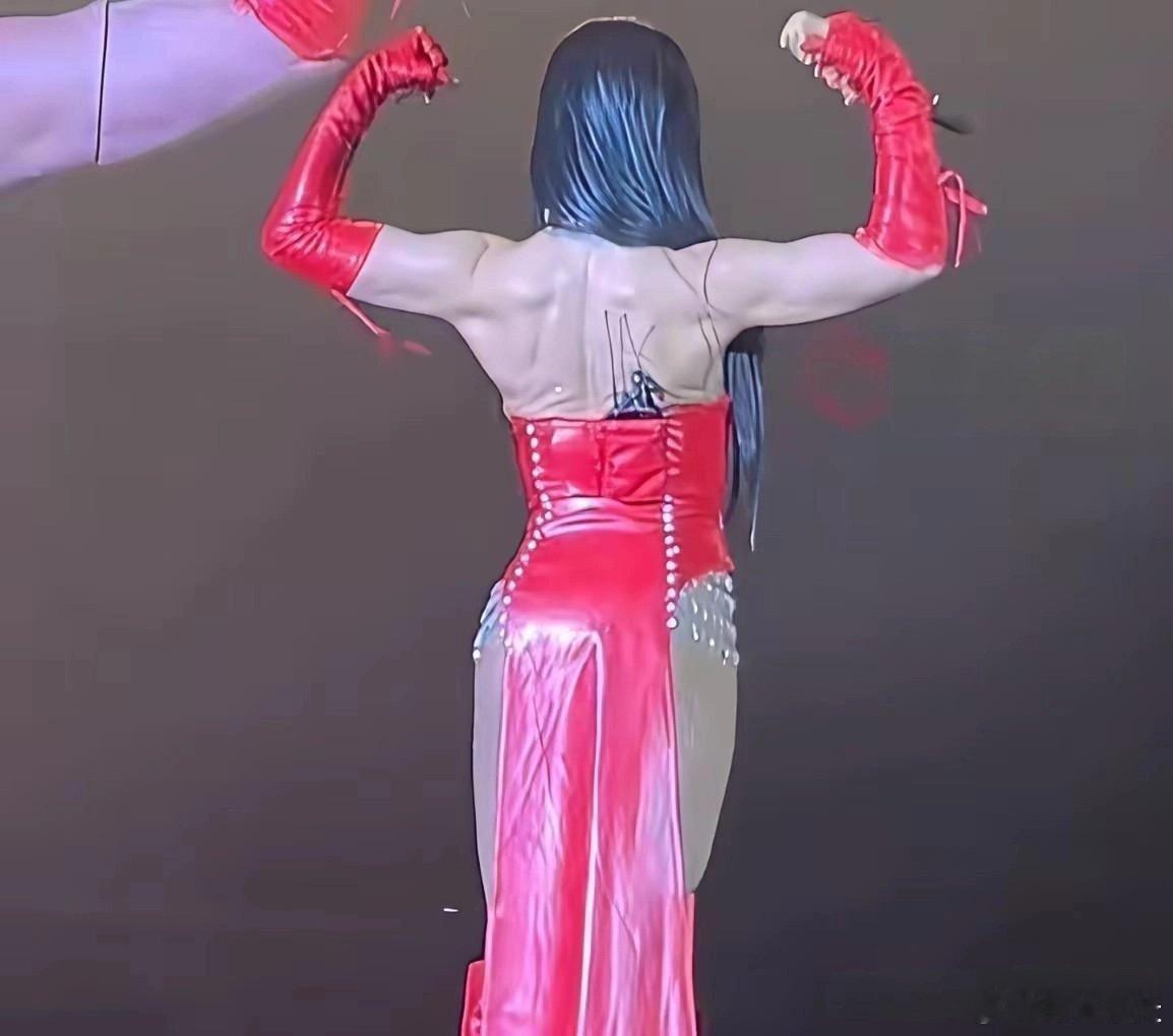 歌手演唱会已经卷到秀肌肉了？江映蓉这一身腱子肉是要做女保镖吧！ 