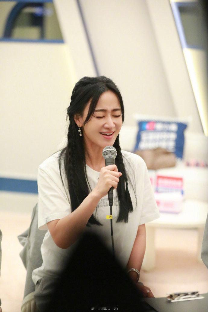 赵子琪说稳稳接住这一波流量乘风2026 赵子琪这波操作太飒！不卑不亢、自嘲自洽，