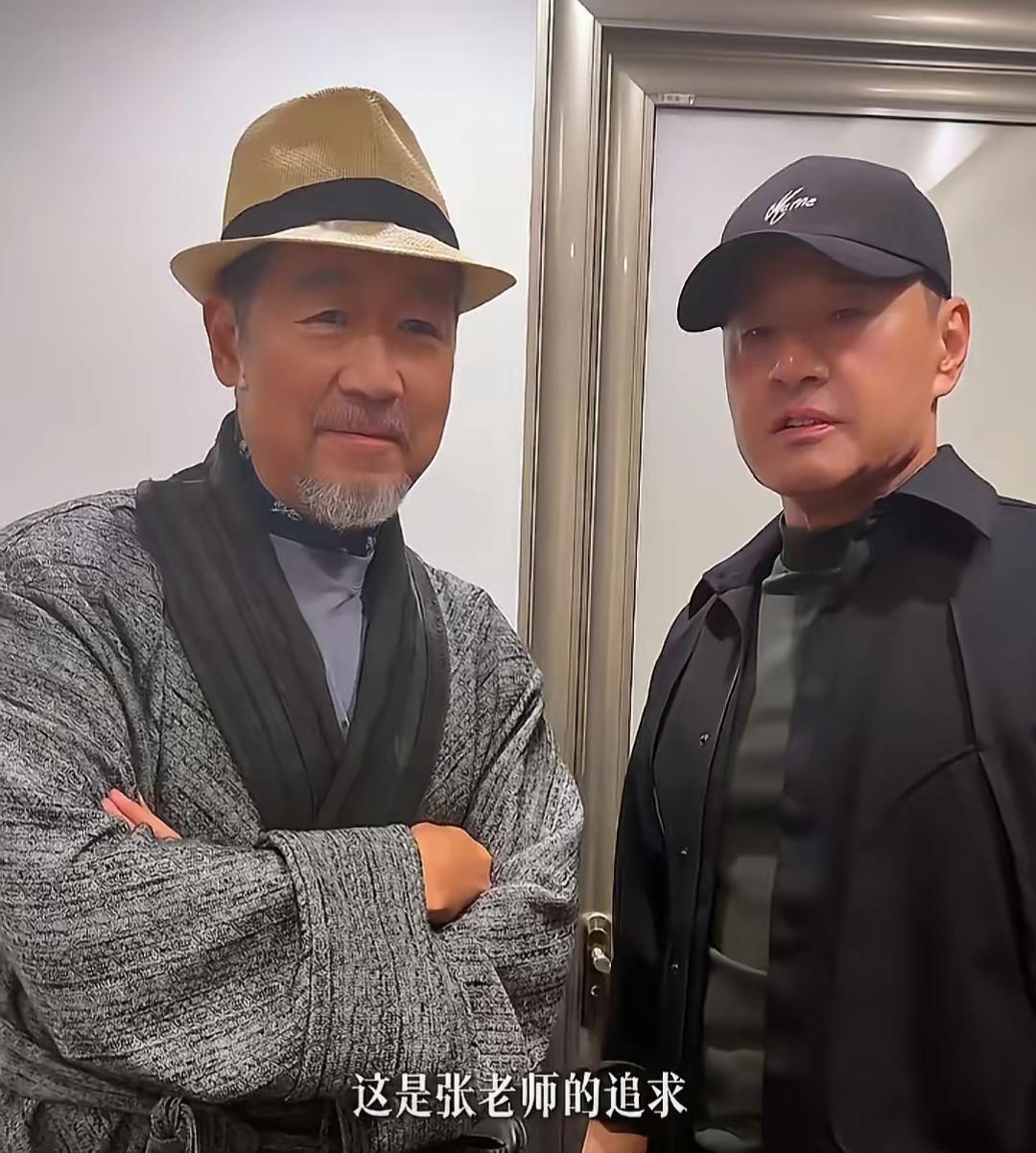 两位大叔站在一起，面带微笑。两位实力派老戏骨，满面红光，精神焕发，用一句台词证明