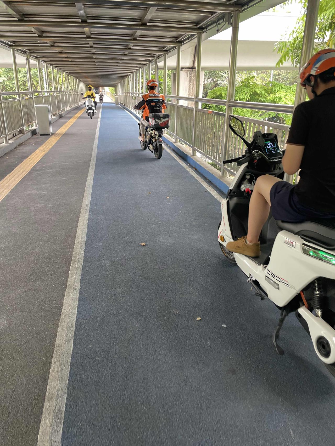 现在送外卖的都是很年轻的小伙子，不是知道他们以前是做什么工作的，毕业后直接做这一