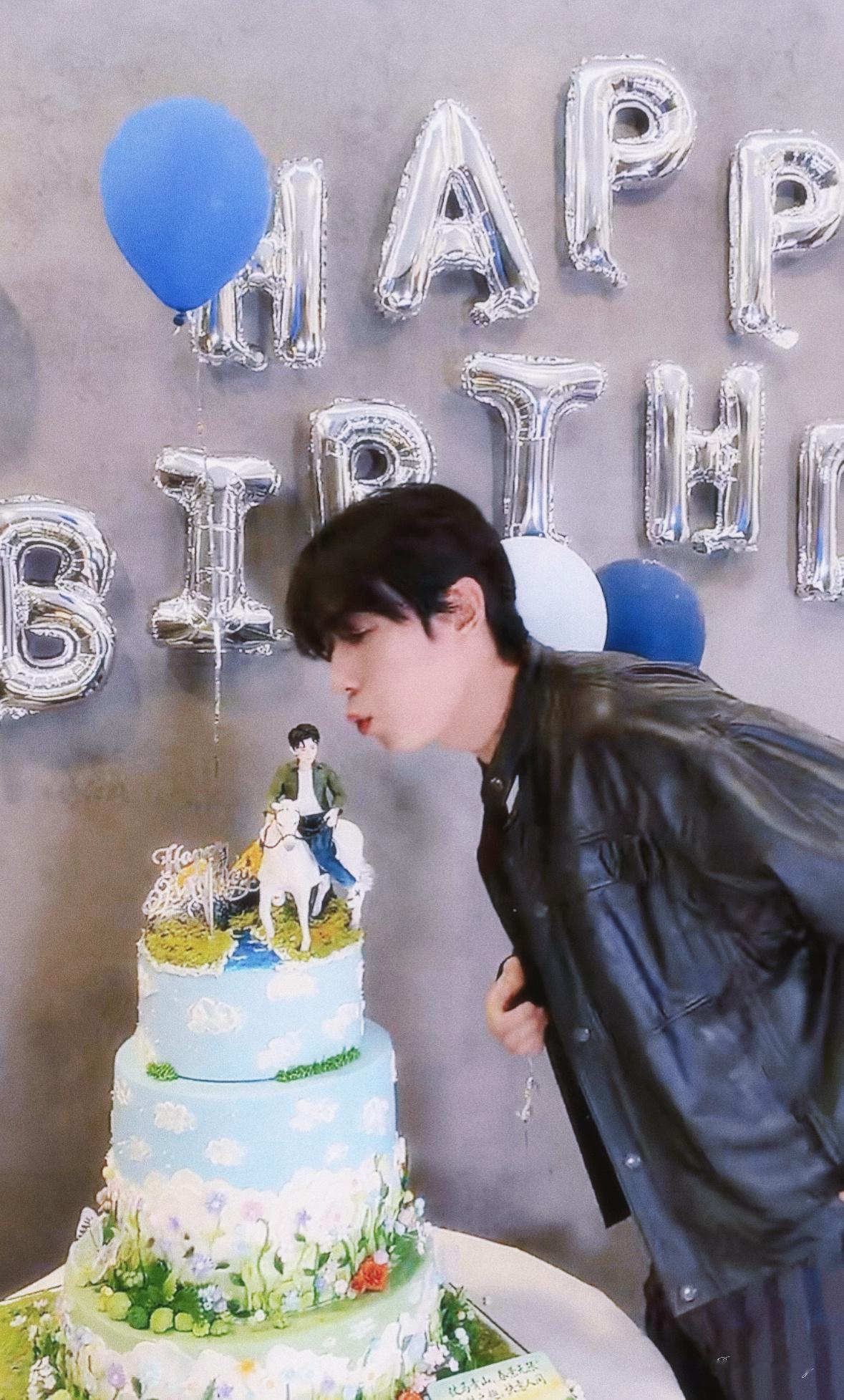 我要被朱一龙直播笑晕了“直播有点紧张其实我腿都在发抖。”“脱外套吗？那还是不要了