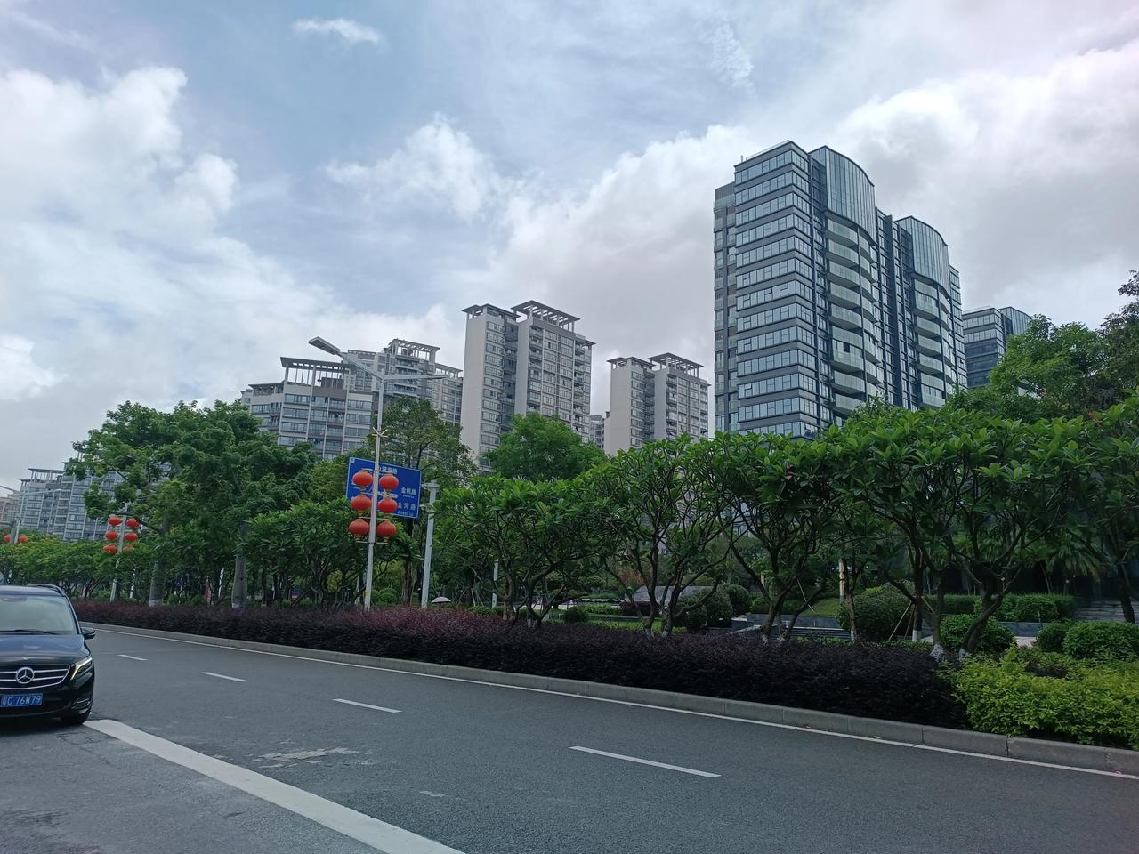 星期五下午
天气晴朗
阳光明媚
气温舒适
忙忙碌碌又一天
又来煮晚饭了
下午好
