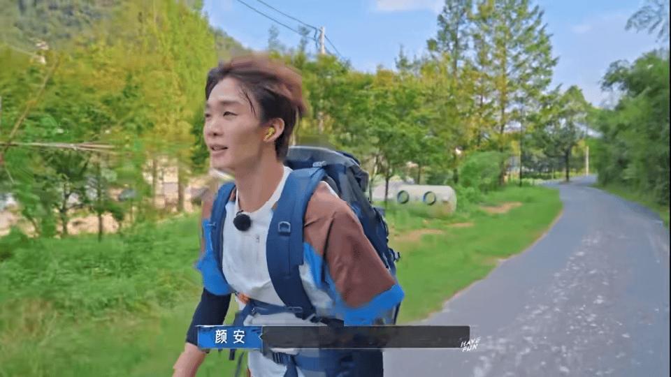 王赫野颜安爬山走成了T台 在嗨放派的现场，王赫野和颜安把气场发挥到了极致，登山、