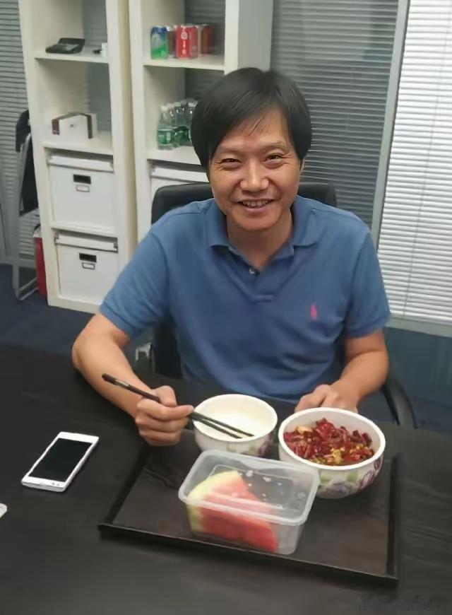看看刘强东、马云、雷军三位大佬的工作餐，没想到吃的最简单的就是刘强东了，只有一碗