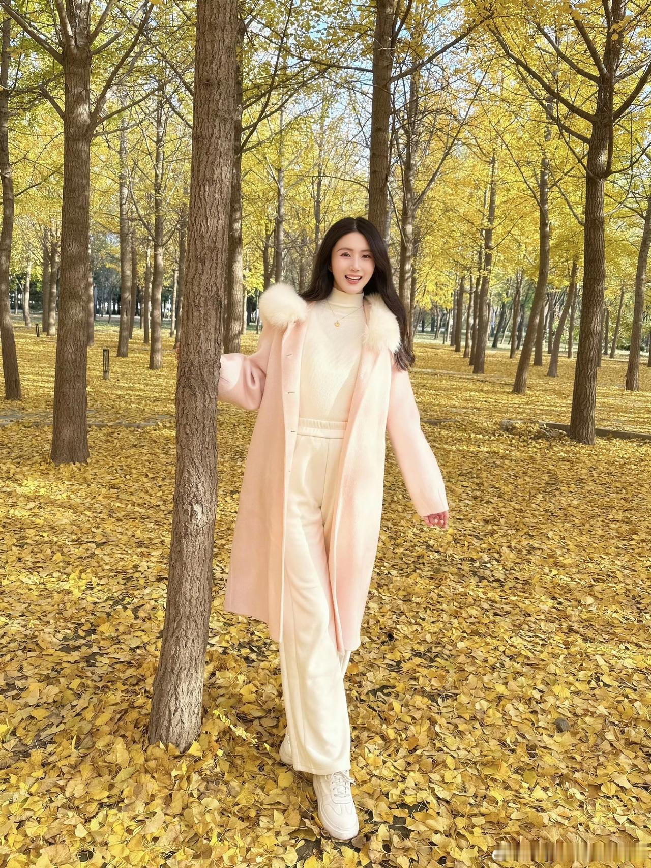 秋日暖阳下，白色毛衣与珍珠帽的甜美搭配，温暖又迷人。🍂🌞