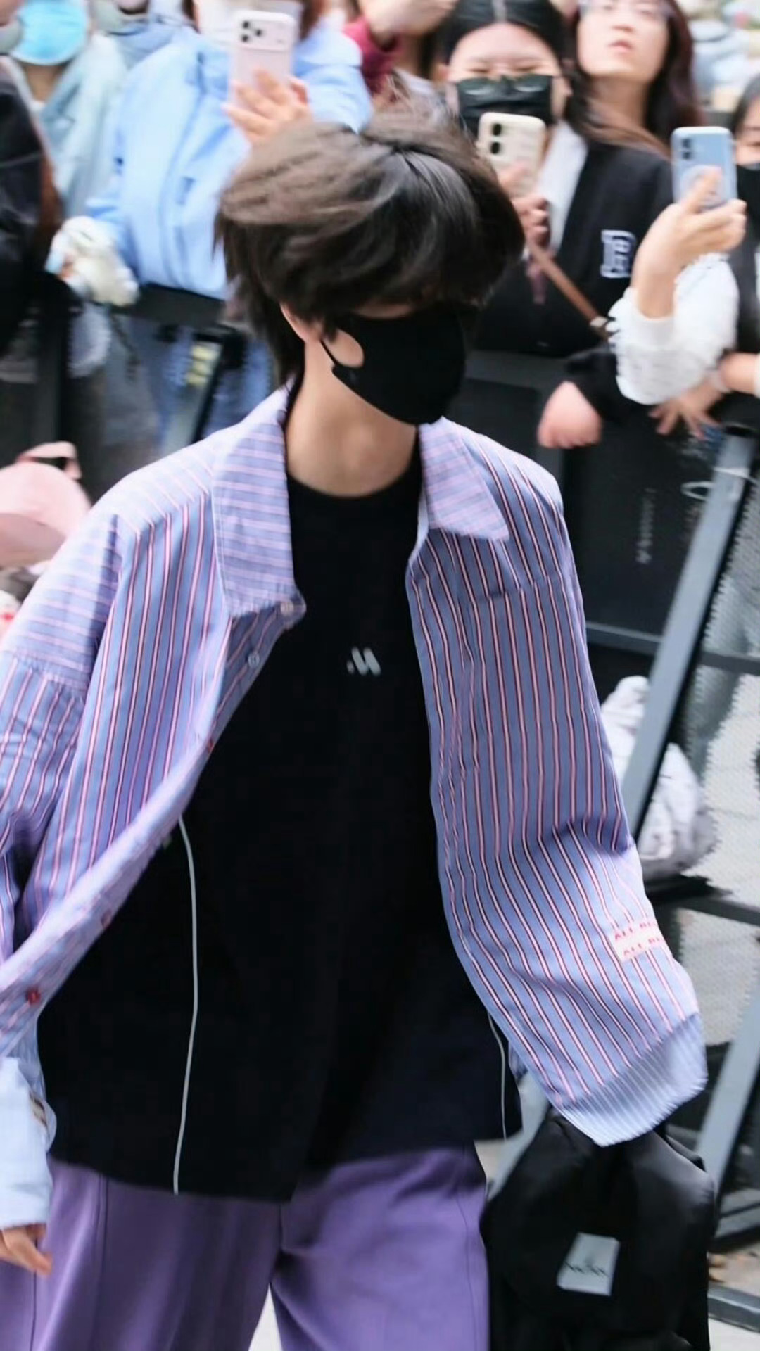 今日份李煜东是清甜葡萄味的🍇浅紫衬衫搭配同色系长裤，慵懒随性又干净清爽，把春日