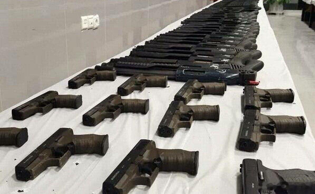 伊朗缴获的6万件运送给叛乱分子的武器除了枪支弹药外，还有各种刀具美国以色列这次确