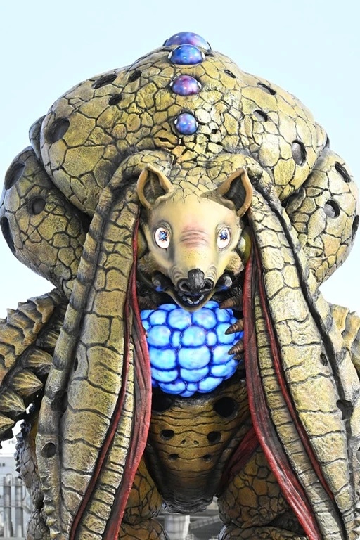 奥特曼[超话]奥特曼日漫 梦幻兽基尔巴格和暗黑宇宙战士苏仪德。三只松鼠在漫展请吃