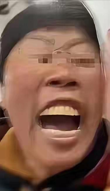 好心办坏事！
河南郑州，一家人把刚满6天的宝宝抱到窗边晒光，奶奶伸手去按宝宝胸口