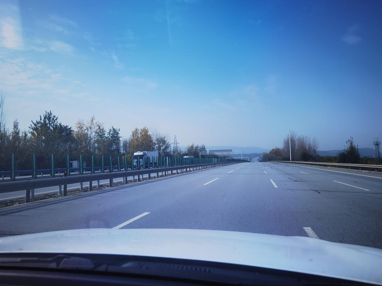 作为销售老油条，我有话要说，
这么宽的高速路，这么少的车，竟然限速100码？图个