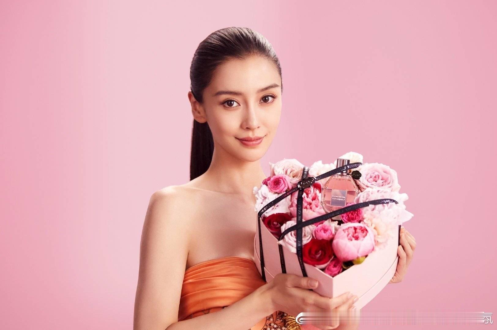 angelababy angelababy 人群自动退成布景，像被风吹散的铅笔画