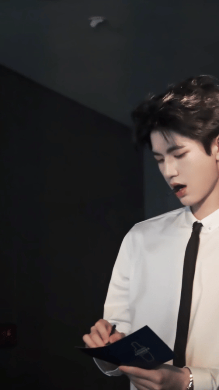 看来咬笔盖的风最终是吹到了张凌赫身上 ​​​