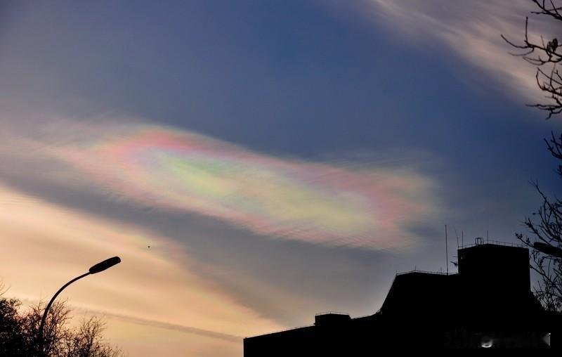 你能说一下电磁波和光波的区别吗?打个比方，电磁波是一个军队，叫X军，光波就是X军