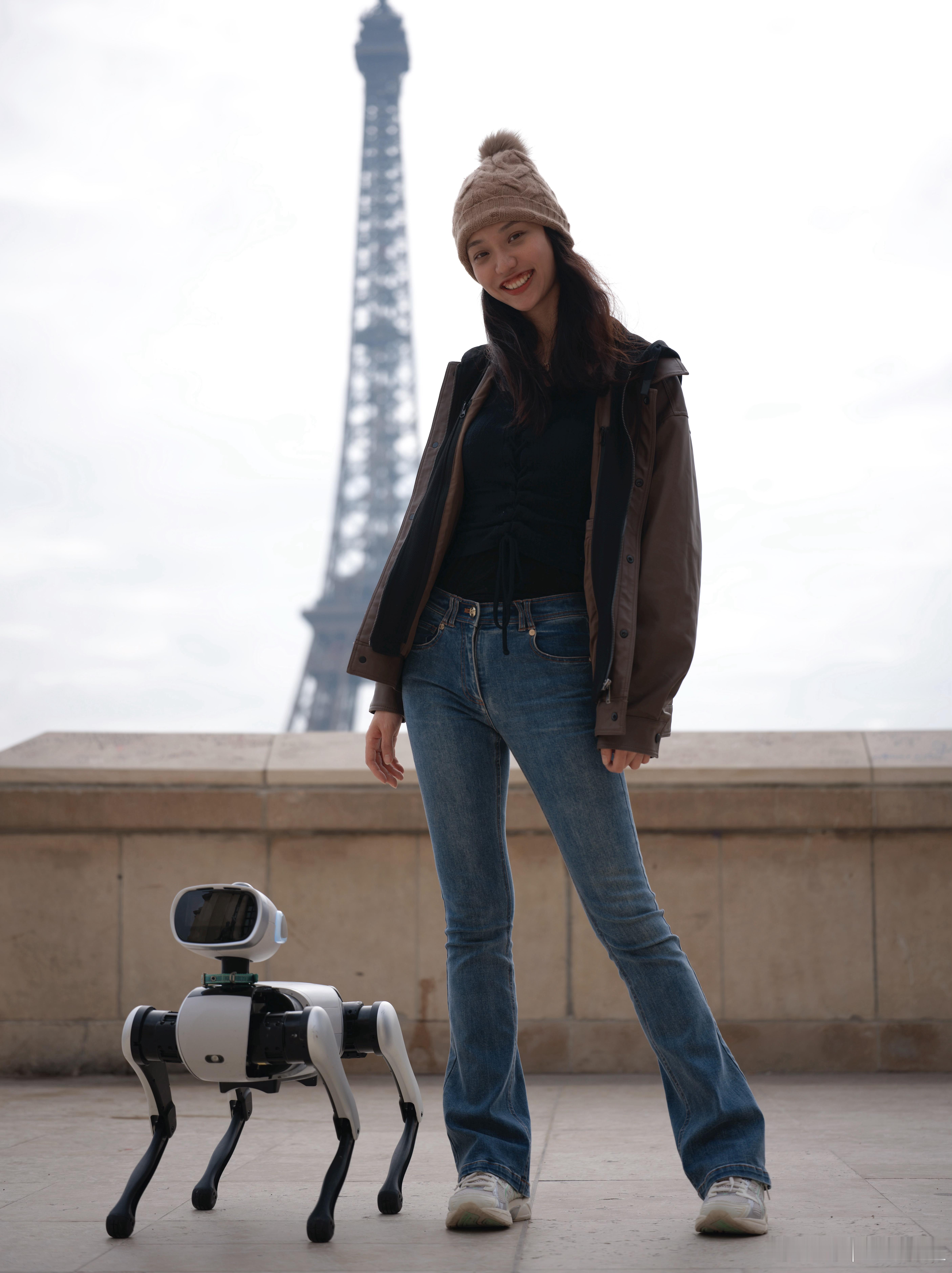 这应该是最打动女生入手的一个机器狗了！10月我跟Vbot联创在巴黎遛狗做调研的时