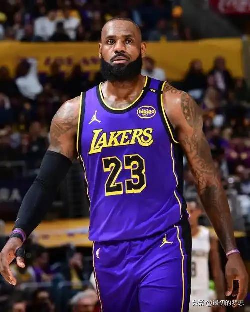 现役NBA35岁以上球星，本赛季谁的表现更加抢眼？
 
1. 詹姆斯 (41岁，