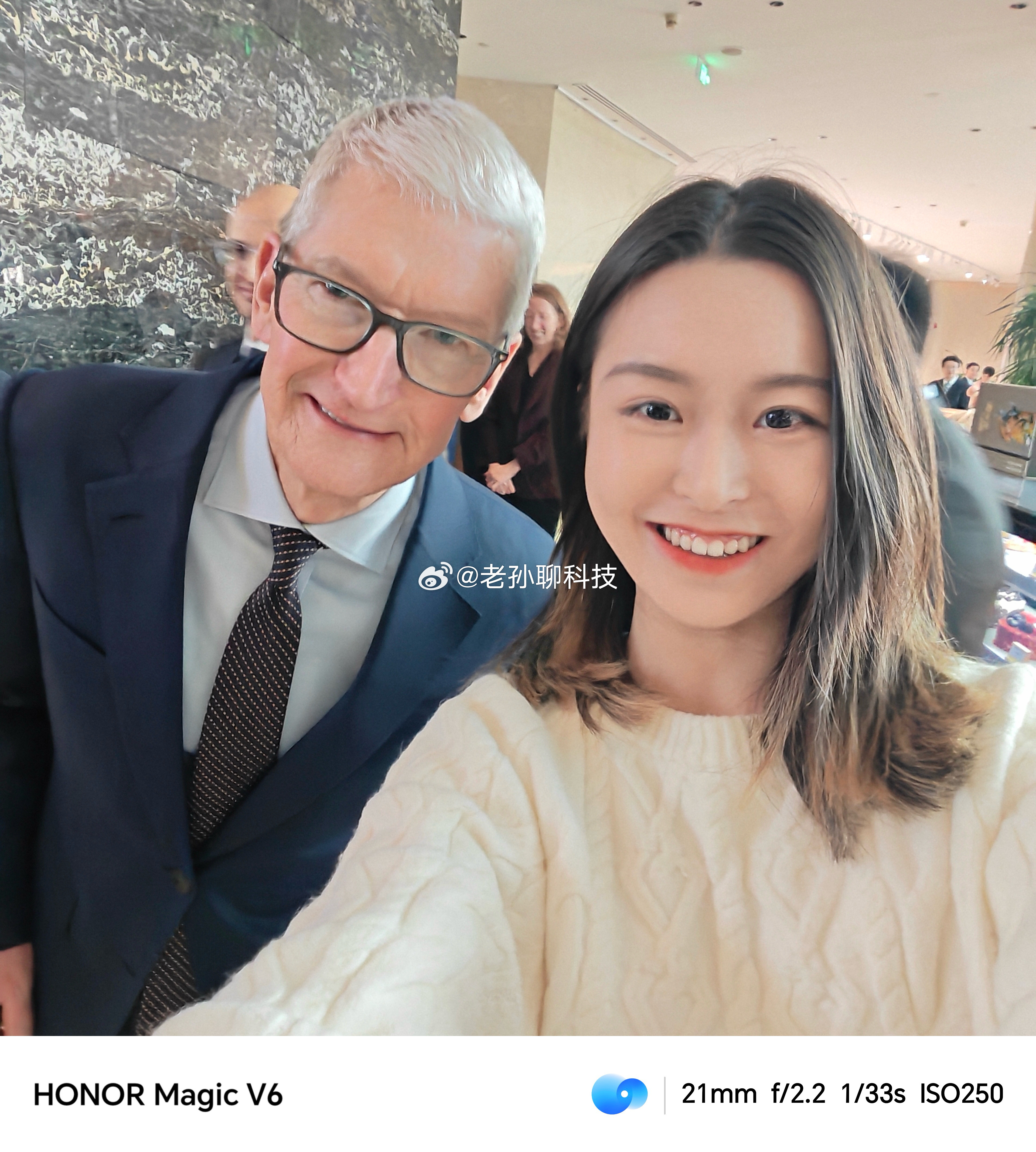 砸场子来了？不知道库克有没有懵！苹果CEO库克来到北京，遇到粉丝合影，没想到对方