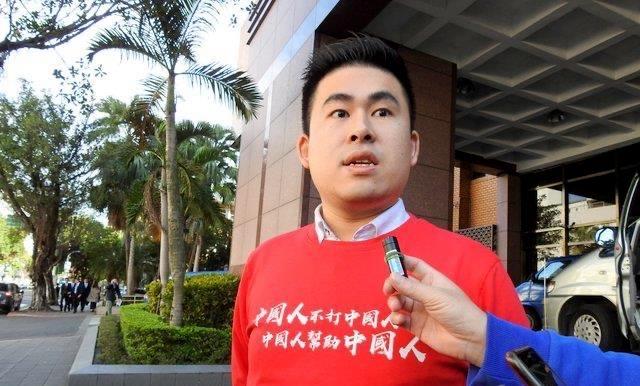 王炳忠新疆隔空喊话！岛内统派“天快亮了”，谁敢在黎明前“变道”？

统派小哥王炳