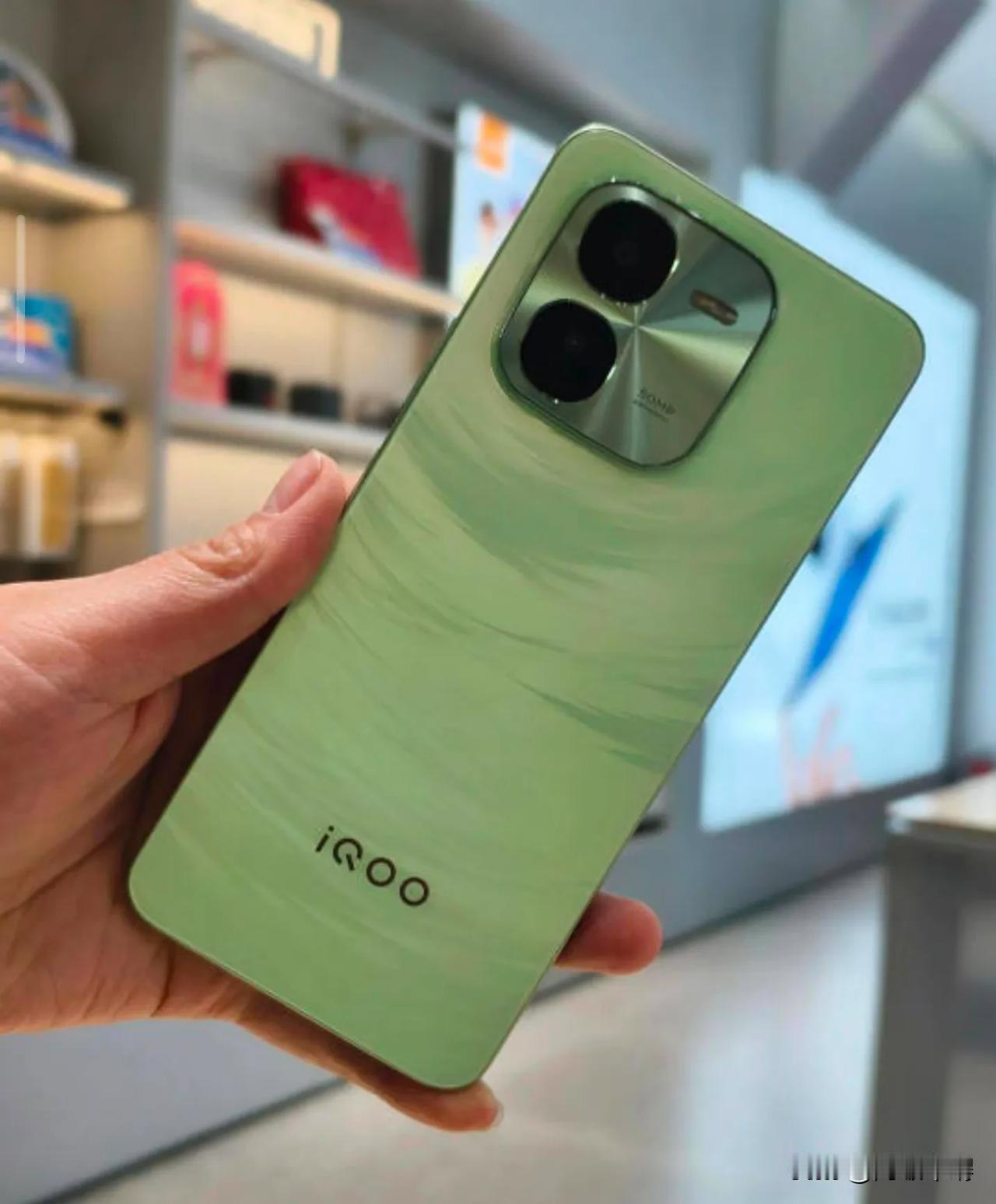 IQOOZ9x这个绿色太好看了，反观turbo这个设计就要逼死强迫症，直接把闪光