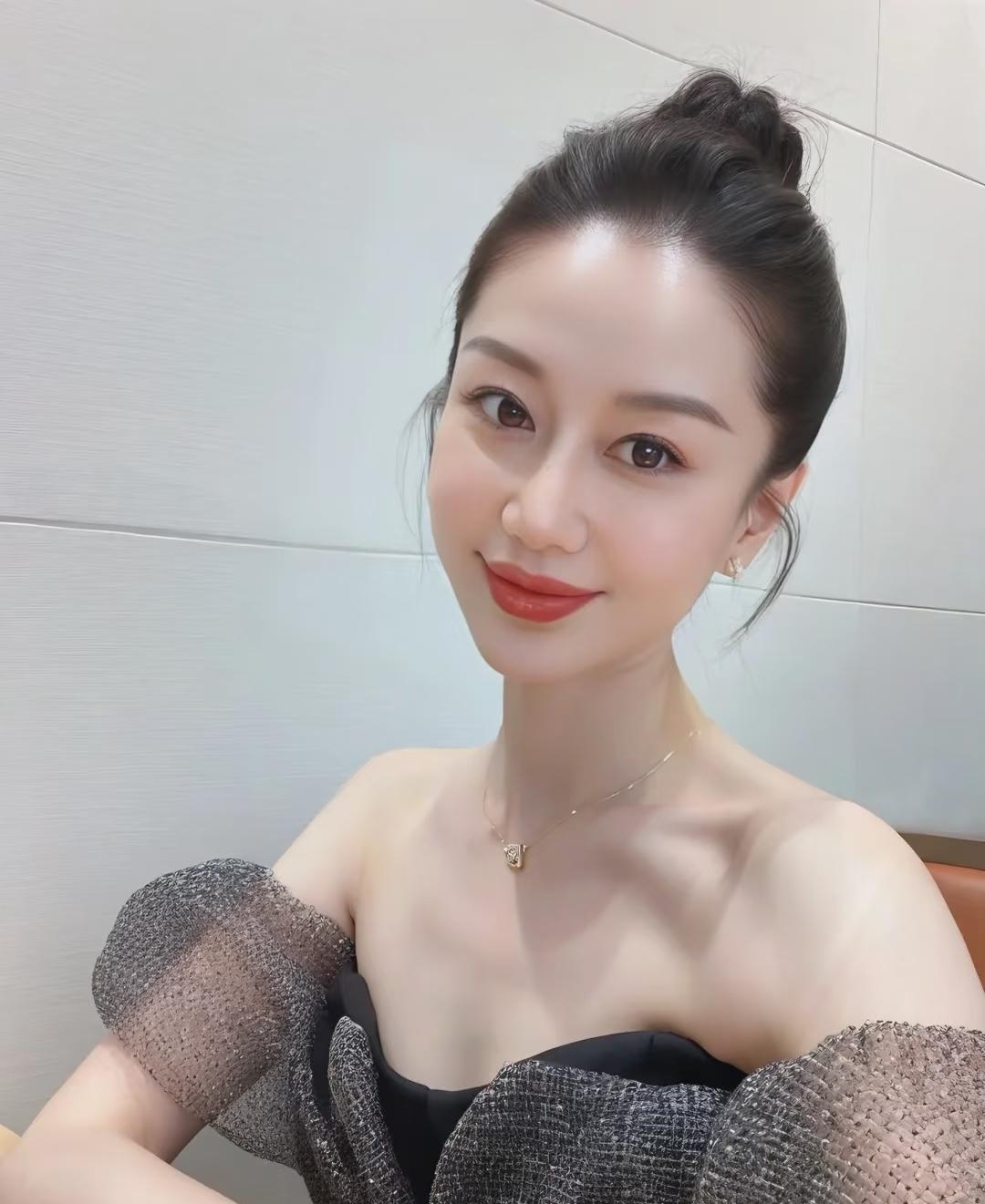 今天父亲节，陪我爸闲聊，老爸嘴上说着不催我，句句都绕到结婚上头。
嘴上体谅我，心
