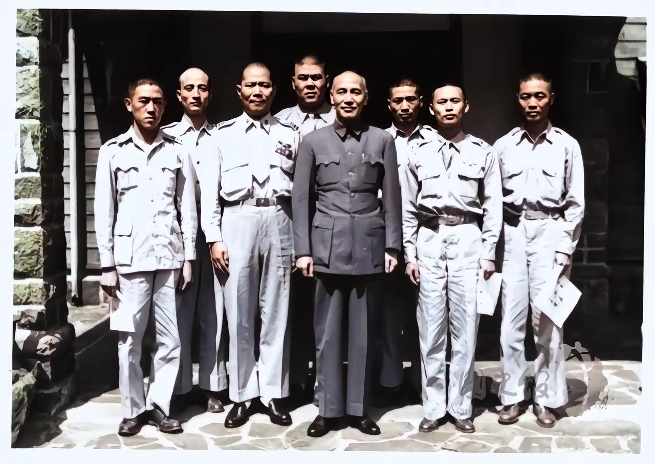 1949年，被解放军俘虏的6名国民党空军夺机叛逃，并掳走3名解放军，当他们驾机抵