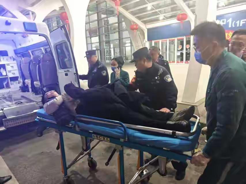 春节走亲访友饮酒需适度，过量醉酒只会让团圆喜庆沦为惊险意外。
（个人观点仅供参考