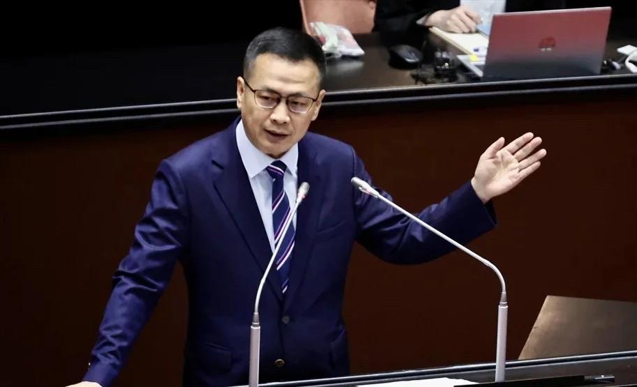 卢秀燕正面开炮赖：说清楚不会独立，把台独党纲删了！
台中市长卢秀燕直接向赖清德喊