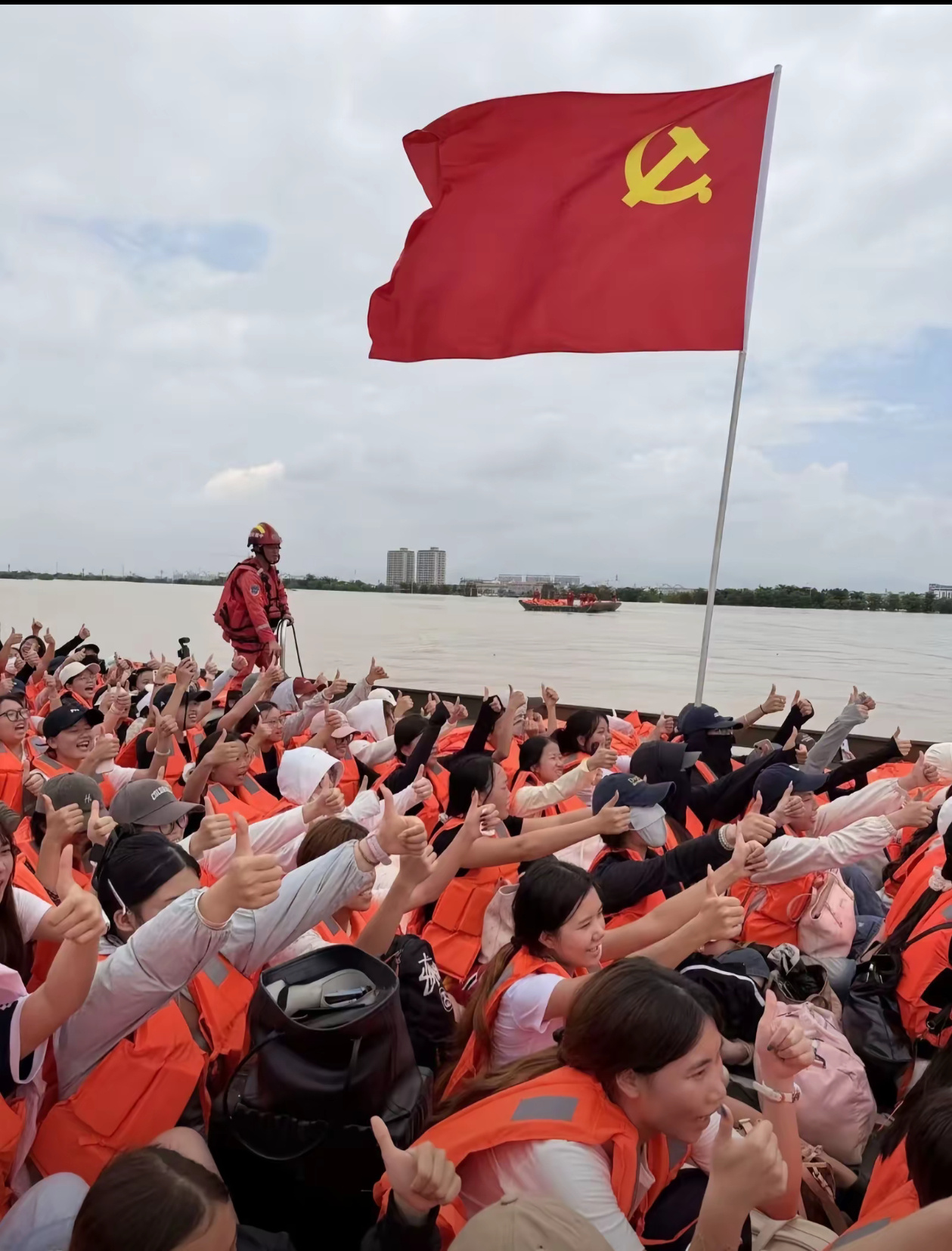 可以入选2026年度最佳摄影了。 