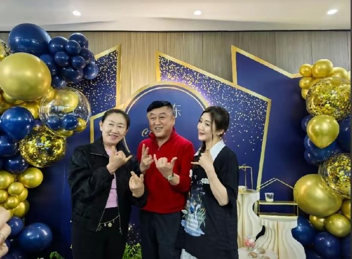 陈梦晒全家福为父庆62岁生日，老父亲精神矍铄超显年轻，一家三口同框满是温馨！
 