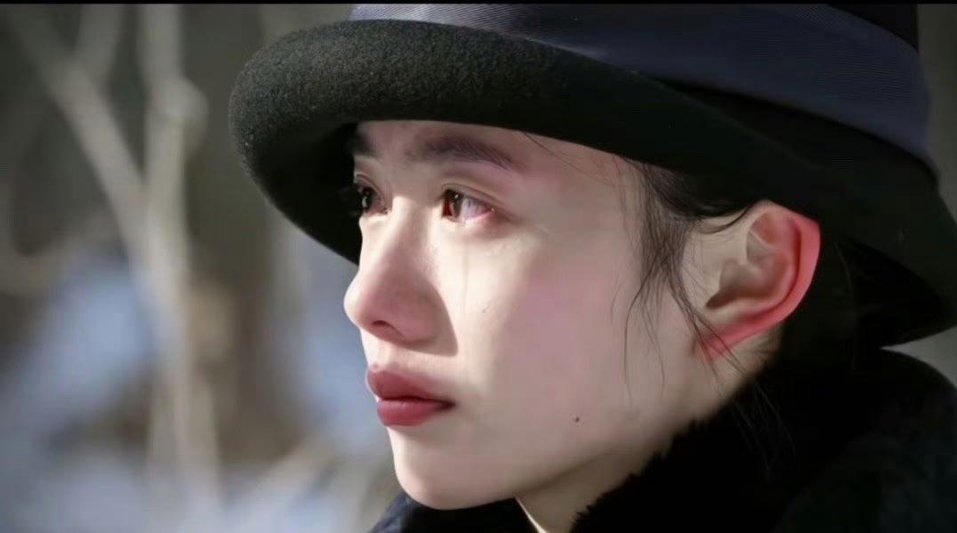 我愿称之位素颜的神 ，美死了，基本素颜了，连眼线都没画 ​​​