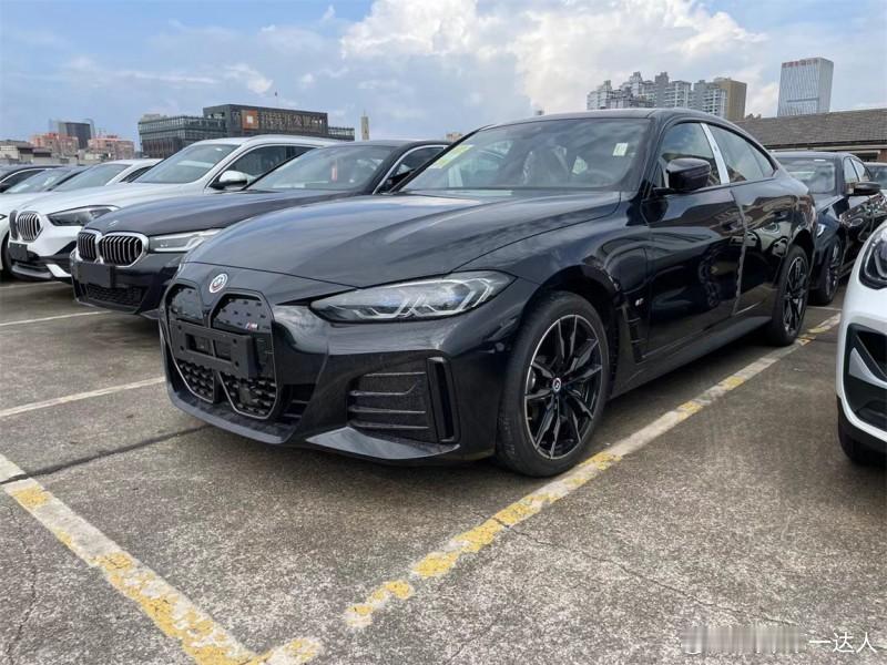 马i4 M50 宝石青/黑内，现车辆选配：碳纤维内饰，自动驾驶辅助系统，交通拥堵