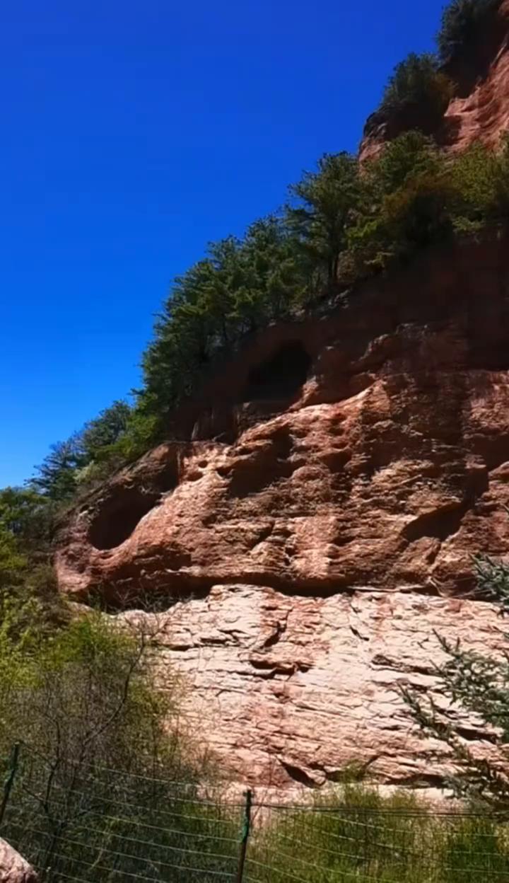 走进兰州很近的景区。
甘肃庄浪云崖寺地质公园，想逃离城市喧嚣，寻一处能触摸一年时