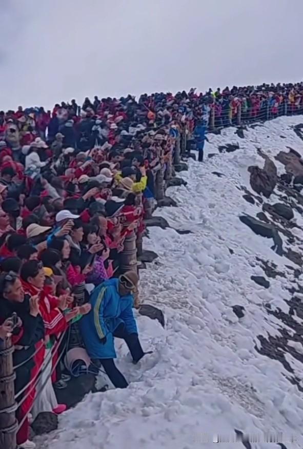 二零二六年六月十一日，吉林省的长白山风景旅游区 ……

用人山人海来形容毫不为过