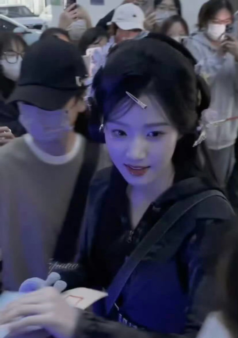 卢昱晓生图路透，这光照的她好生美丽 ​​​