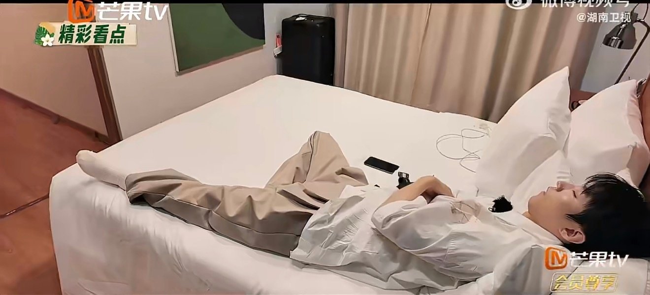 王俊凯睡觉四步曲王俊凯躺床上就睡着了 王俊凯睡觉四步曲！ 