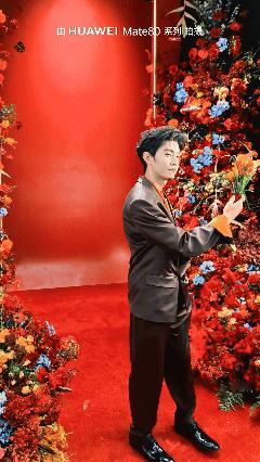 华为Mate双旗舰镜头下的群星大片 微博之夜星光集结，明星们在装置区域轮番亮相，
